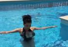 Ewa Sonnet moczy biust w basenie