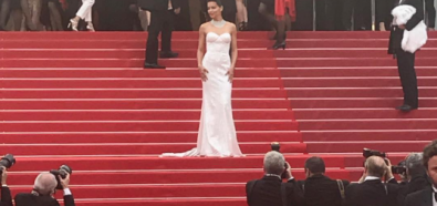Adriana Lima z dumą prezentuje się w bieli