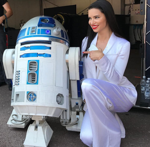 Adriana Lima u boku z robotem