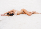 Alejandra Ghersi ponętnie w beżowym bikini