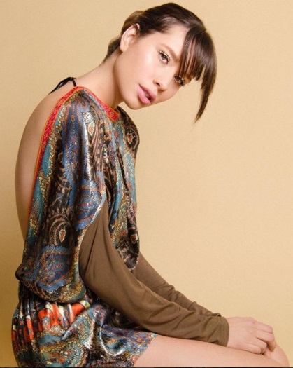 Alejandra Ghersi uroczo w azjatyckiej sukni