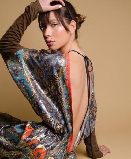 Alejandra Ghersi uroczo w azjatyckiej sukni