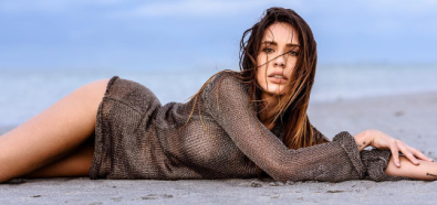 Alejandra Ghersi tarza się po mokrej plaży