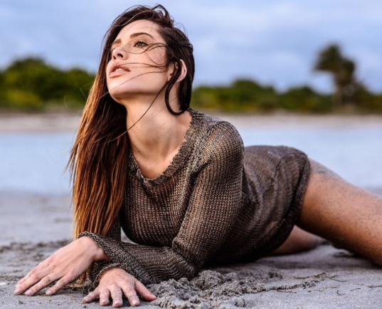 Alejandra Ghersi tarza się po mokrej plaży