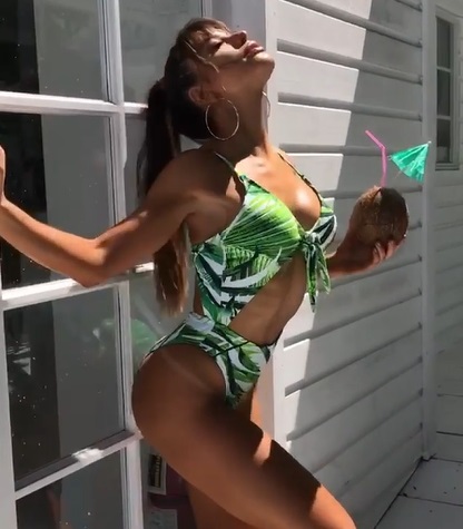 Alejandra Ghersi łapie promienie słońca w bikini