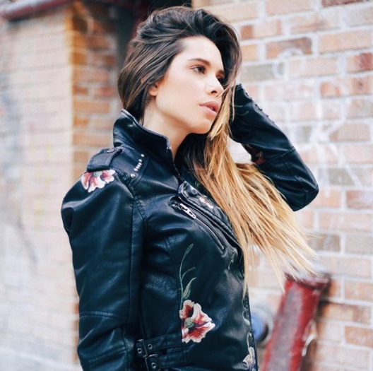 Alejandra Ghersi stylowo w czarnej kurtce