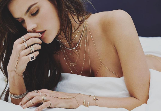 Alessandra Ambrosio zasypana biżuterią