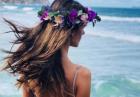 Alessandra Ambrosio wypoczywa z kwiatami we włosach