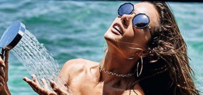 Alessandra Ambrosio w oszczędnym bikini