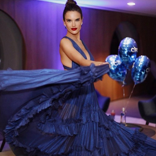 Alessandra Ambrosio w cudownej granatowej sukni 