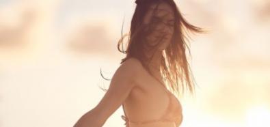 Alessandra Ambrosio tańczy o zachodzie słońca
