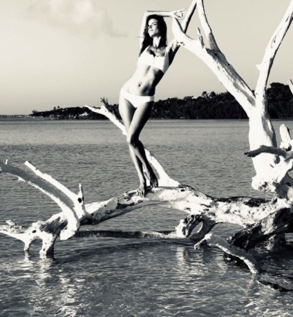 Alessandra Ambrosio w bikini nad wodą