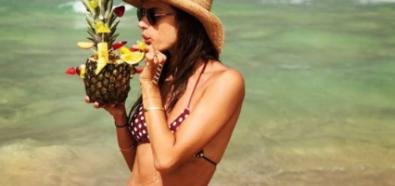 Alessandra Ambrosio spija soki z owoców
