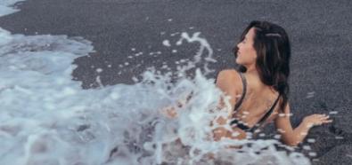 Ana Cheri w prześwitującym stroju kąpielowym
