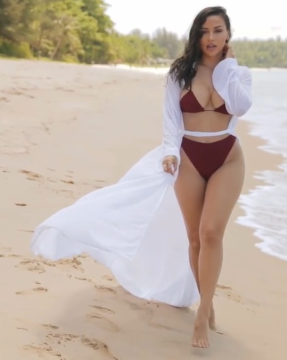 Ana Cheri ponętnie w bikini na plaży