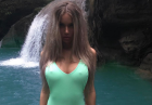 Anella Miller w bikini nad wodospadem