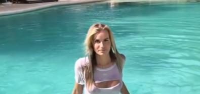 Anella Miller pokazała piersi w basenie
