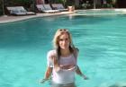 Anella Miller pokazała piersi w basenie