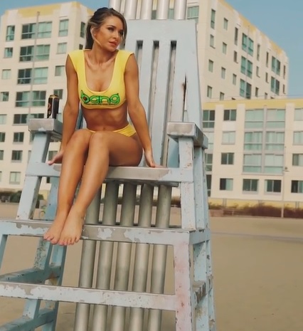 Anna Katharina atrakcyjnie w żółtym bikini
