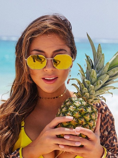 Arianny Celeste kusząco w bikini z ananasem
