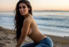 Ashley Lucero topless na plaży