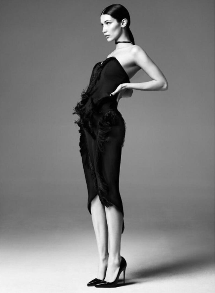 Bella Hadid w czarno białej sesji zdjęciowej