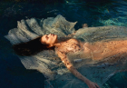 Bella Hadid nago w wodzie