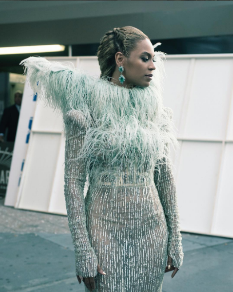 Beyonce w krótkiej sukience z dużym dekoltem