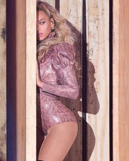 Beyonce seksownie z ciążowym brzuszkiem