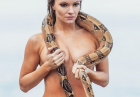 Caitlin O'Connor nago z wężem