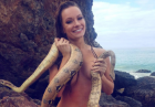 Caitlin O'Connor nago z wężem