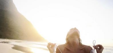 Candice Swanepoel pręży ciało w stroju kąpielowym