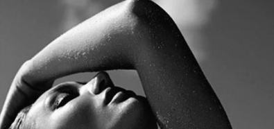 Candice Swanepoel topless na krześle