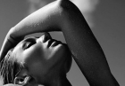 Candice Swanepoel kokieteryjnie w bieliźnie