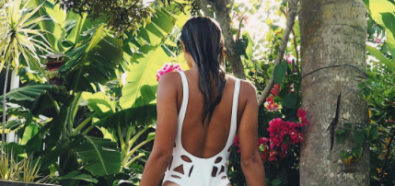 Carmella Rose pociągająco w białym bikini