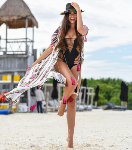 Celia Jaunat atrakcyjnie w jaskrawym bikini