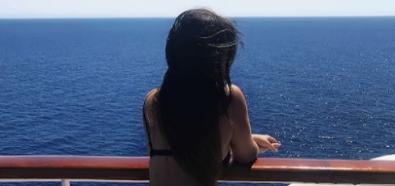 Claudia Romani na statku w bikini