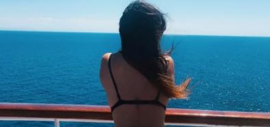Claudia Romani na statku w bikini