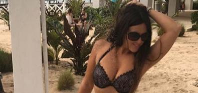 Claudia Romani w czarnym bikini na plaży