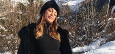 Cristina Buccino zakopana w śniegu