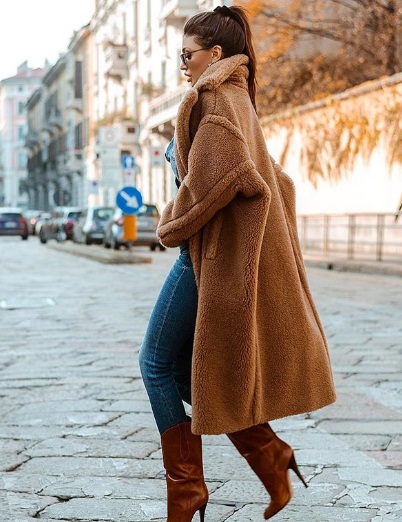 Cristina Buccino w eleganckim kreacji spaceruje po mieście