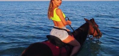 Dajana Gudic ujeżdża konia w wodzie