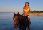 Dajana Gudic ujeżdża konia w wodzie