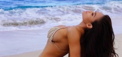 Daphne Joy kusi ciałem w bikini na plaży