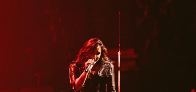 Demi Lovato w białej kreacji na koncercie w San Antonio