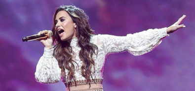 Demi Lovato w białej kreacji na koncercie w San Antonio