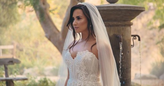 Demi Lovata w sukni ślubnej