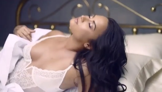 Demi Lovato w białej bieliźnie w łóżku