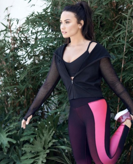 Demi Lovato w damskich ogrodniczkach