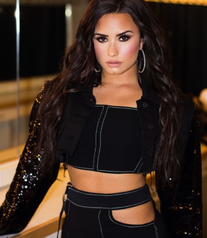 Demi Lovato w koncertowej stylizacji